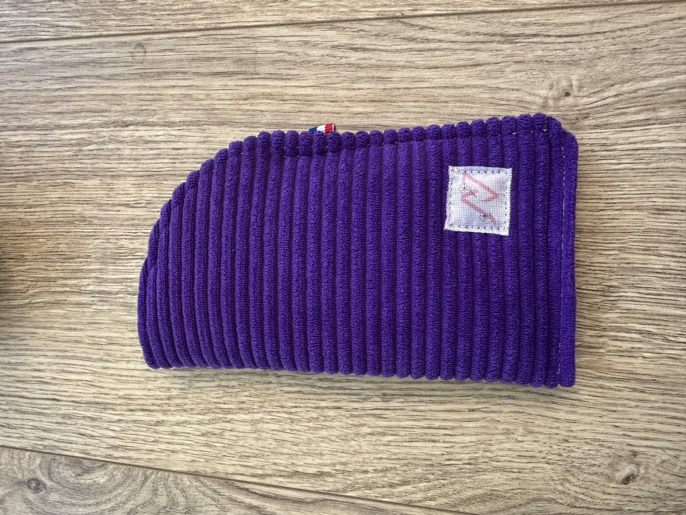 Étui à lunettes en velours côtelé violet, vue de face avec l'étiquette N'joy