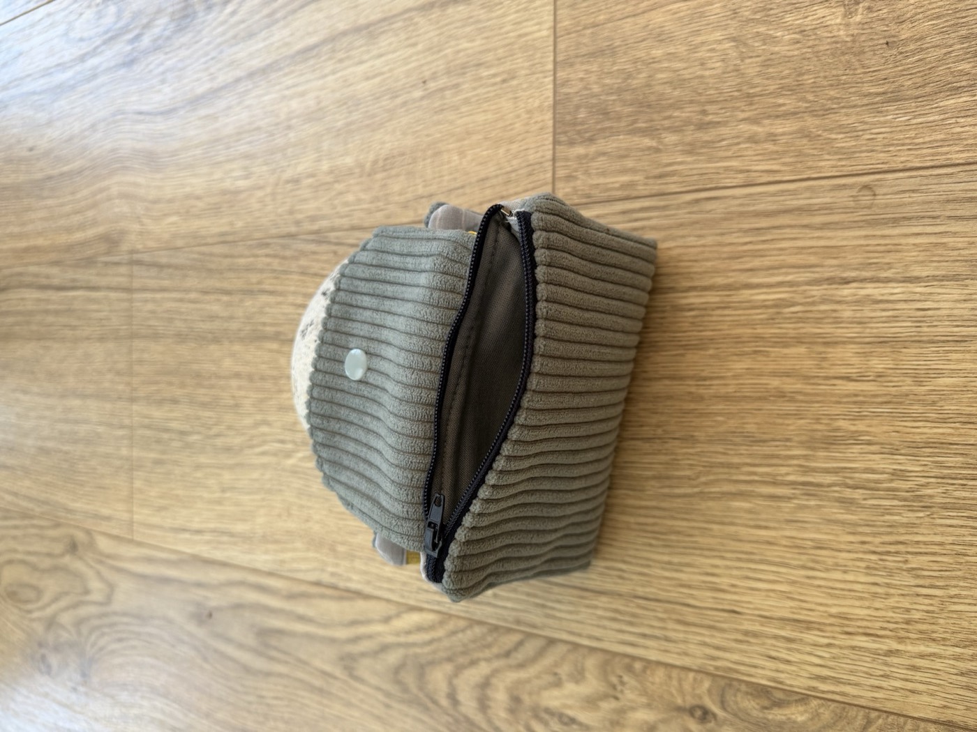Porte-monnaie gris entrouvert, poche zippée et doublure grise à motifs marins