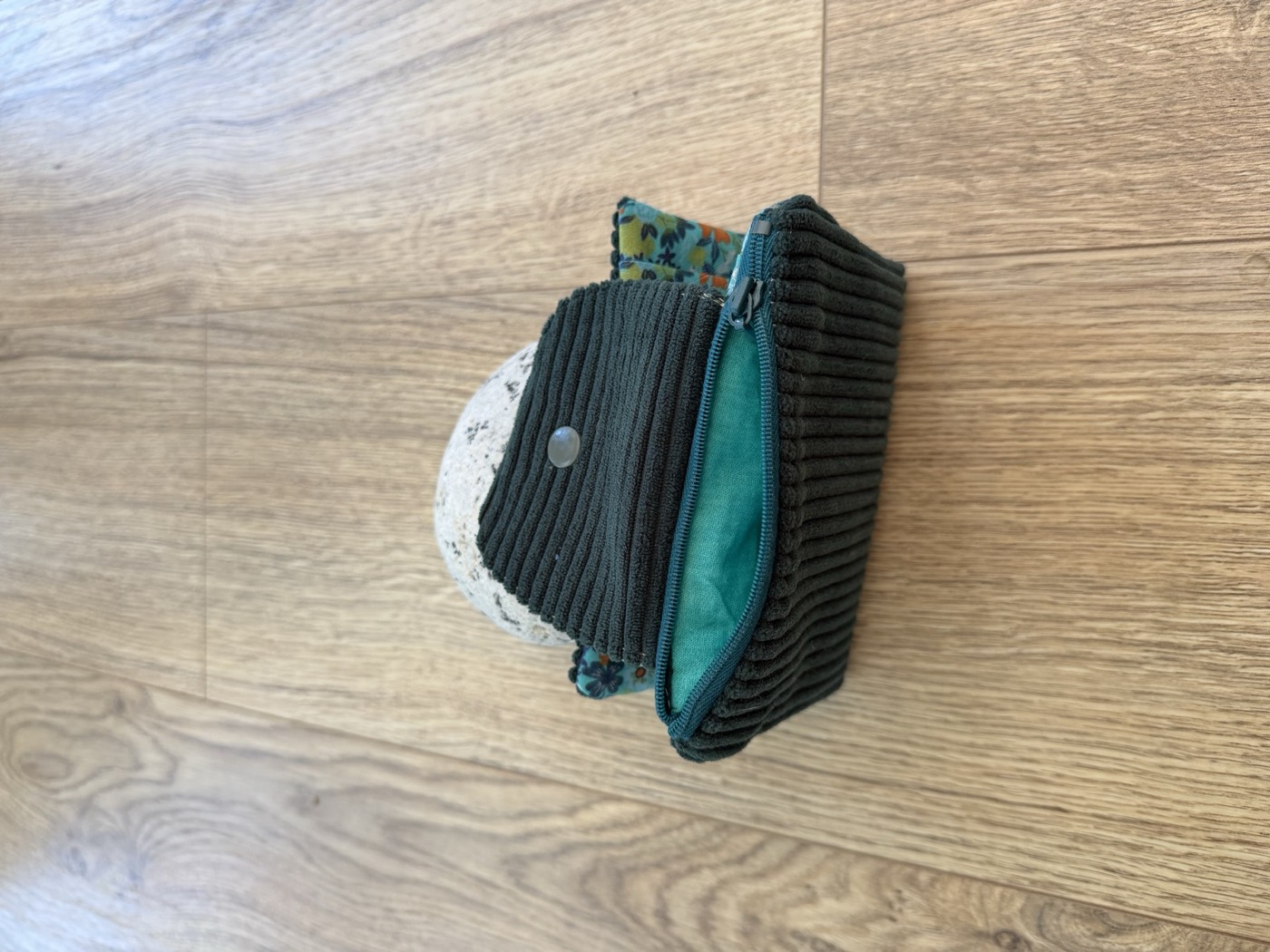 Porte-monnaie vert sapin entrouvert, poche zippée et doublure fleurie turquoise