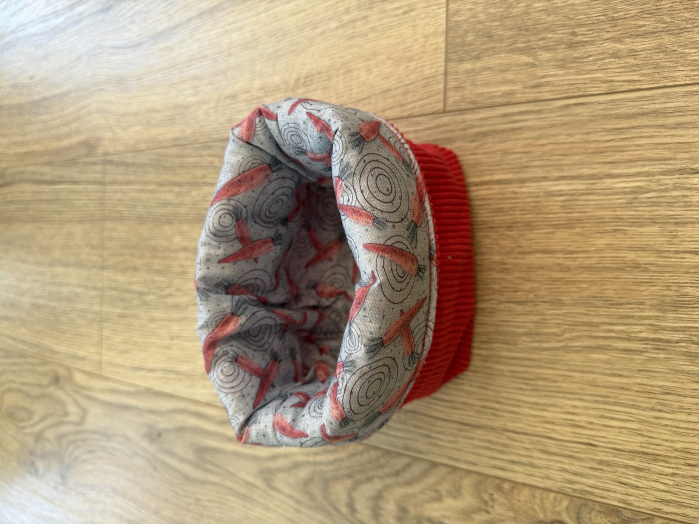 Panier range-coton en velours côtelé rouge, doublure coton motif carottes