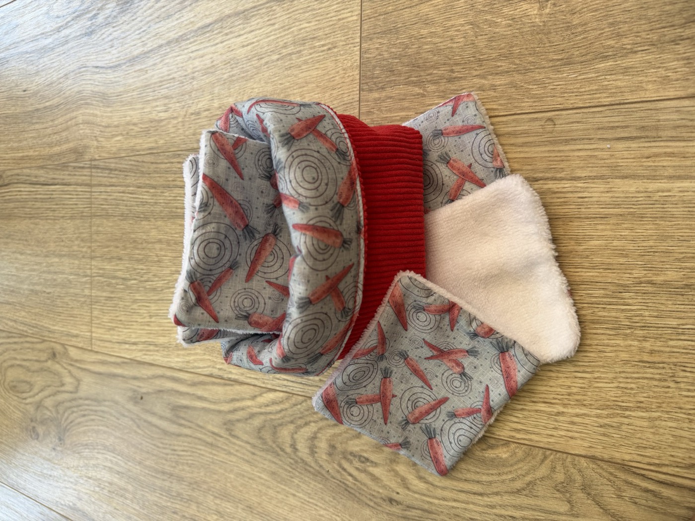 Panier range-coton déplié avec ses lingettes lavables, face éponge écrue